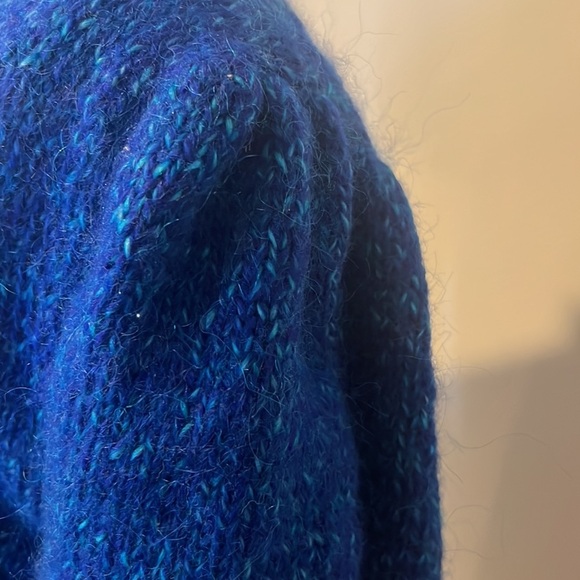 Entirely handcrafted sweater w/ amazing detail sleeves crocheted flowers pearls - Picture 13 of 13